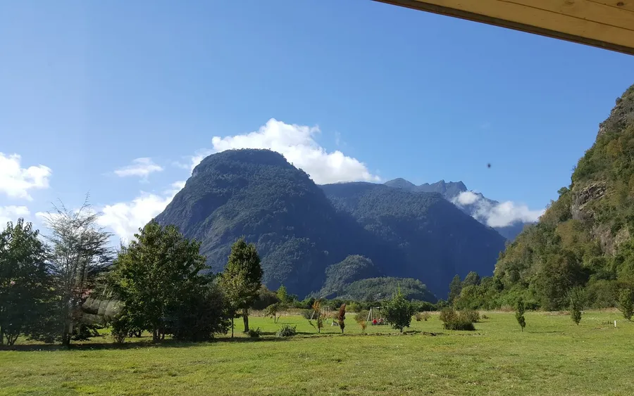 Cabañas Llifén con vista a la montaña y parque