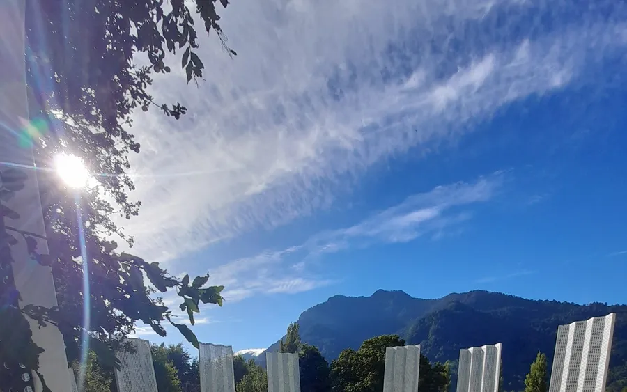 Tina de agua caliente al aire libre entre la naturaleza