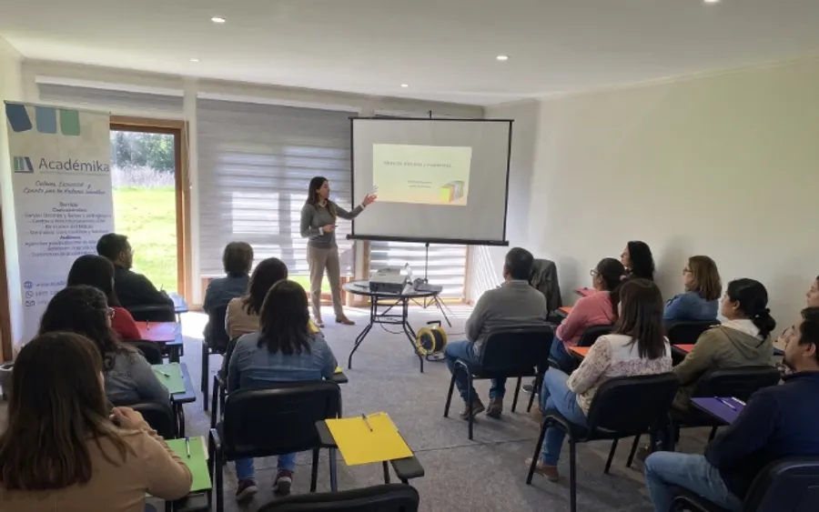 Sala de reuniones con asistentes en Termas Llifén